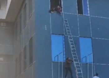 Bie zjarr në katin e tretë të një qendre tregtare në Lushnje