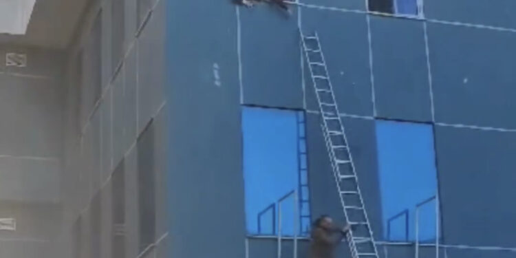 Bie zjarr në katin e tretë të një qendre tregtare në Lushnje