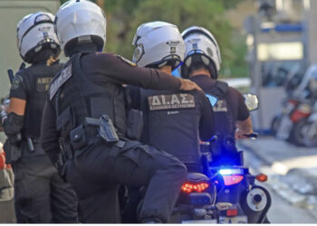 “U dëgjuan të shtëna”, 43-vjeçarja gjendet e vdekur në shtëpi, në kërkim partneri