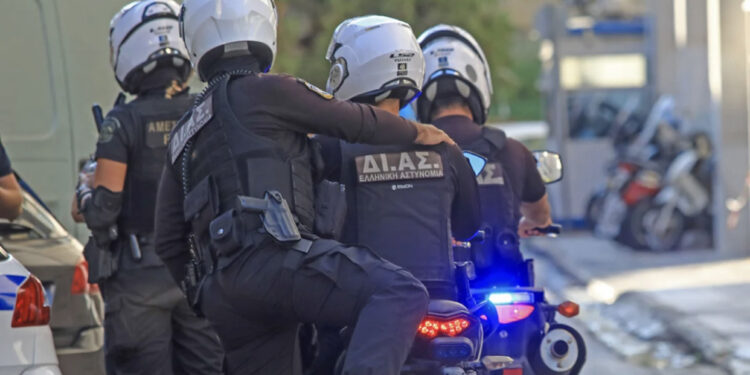 “U dëgjuan të shtëna”, 43-vjeçarja gjendet e vdekur në shtëpi, në kërkim partneri