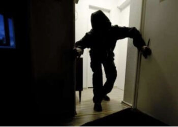 Plumba drejt efektivëve! Si e grabitën “policët” shtëpinë e të moshuarve në Tiranë