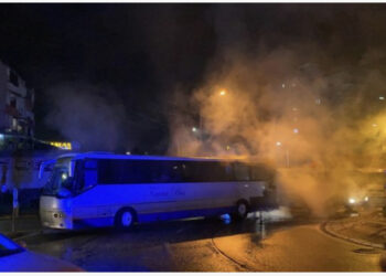 Merr flakë autobusi me pasagjerë në Elbasan, ndërhyjnë forcat zjarrfikëse