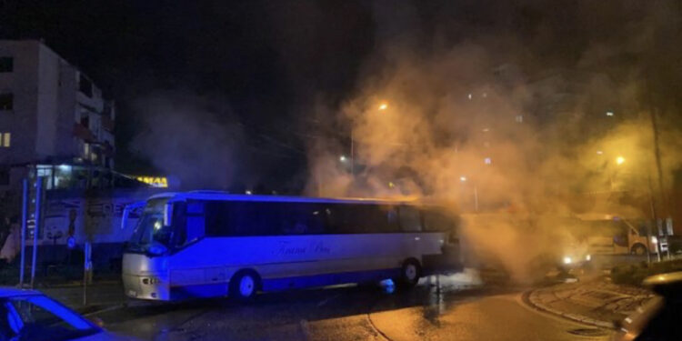 Merr flakë autobusi me pasagjerë në Elbasan, ndërhyjnë forcat zjarrfikëse