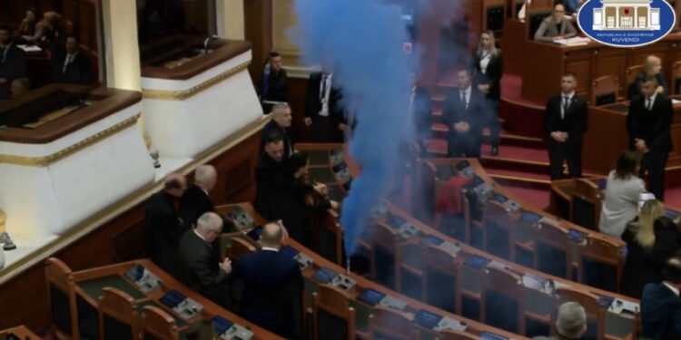 Mes tymit dhe kaosit, Parlamenti miraton rregulloren e re për përjashtimin e deputetëve