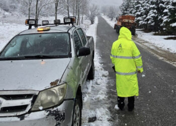 Korça “zhytet” nën borë, qindra familje mbeten pa energji elektrike