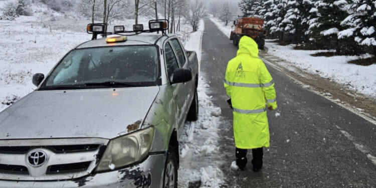 Korça “zhytet” nën borë, qindra familje mbeten pa energji elektrike
