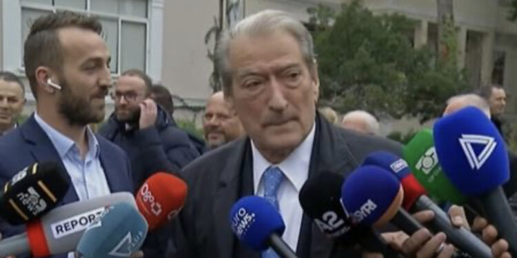 I përjashtuar nga seancat, Berisha shkon në Kuvend: Nuk është koha e fjalëve