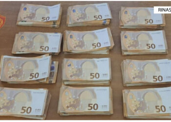 “Plasë” kontrabanda në Rinas, veshje marke dhe miliona euro të padeklaruara