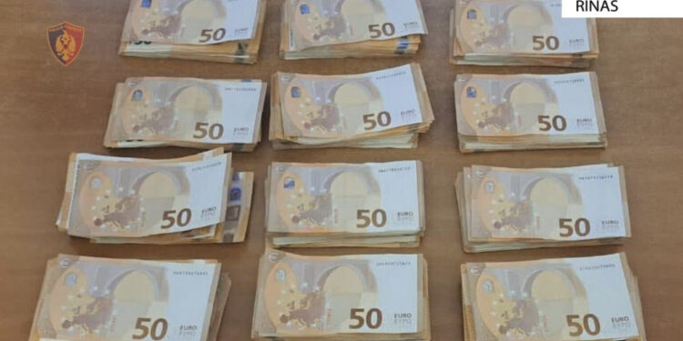 “Plasë” kontrabanda në Rinas, veshje marke dhe miliona euro të padeklaruara