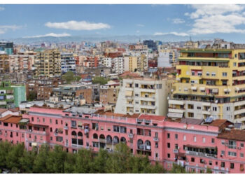 Migrimi i brendshëm po “than” qarqet, popullsia e 9 rretheve iku drejt Tiranës dhe Durrësit më 2022