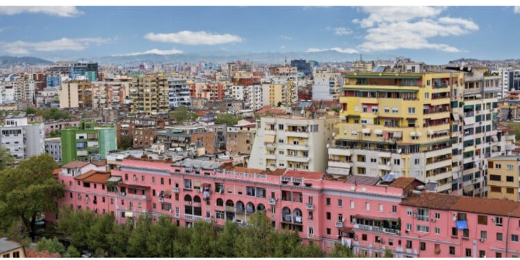 Migrimi i brendshëm po “than” qarqet, popullsia e 9 rretheve iku drejt Tiranës dhe Durrësit më 2022