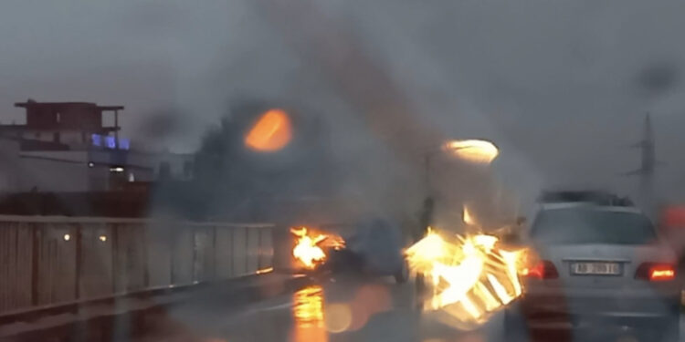 Aksdient në Shkodër, makina shpërthen në flakë, dy të lënduar