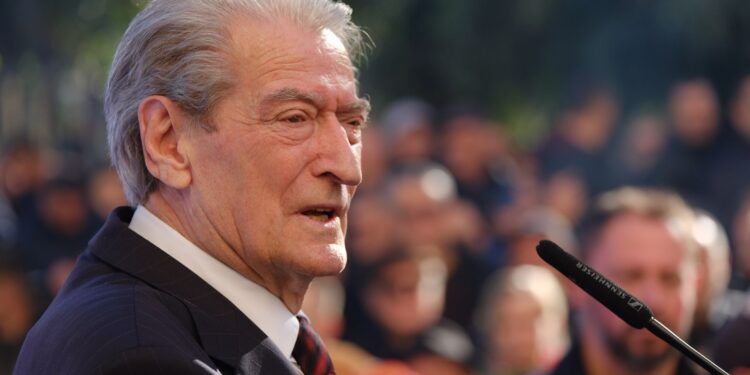 Këshilli i Mandateve vendos sot fatin e tij politik, Berisha nga protesta: Luftëtarët e lirisë nuk ka forcë në botë që i mposht