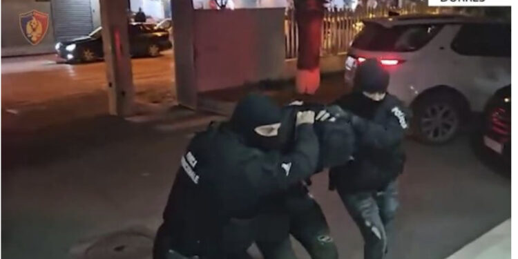 VIDEO/ E kërkon drejtësia italiane, Operacionalja ndjek këmba-këmbës 38-vjeçarin në Durrës, i vë prangat mes kallamishteve