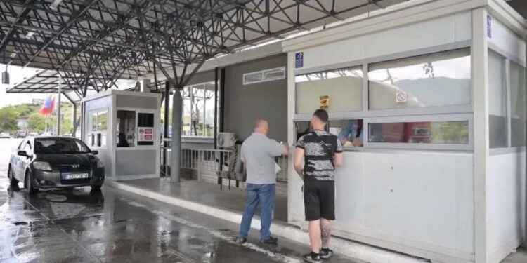 Morën para për të kaluar kamionët pa i kontrolluar? Pranga përgjegjësit të doganës në Kakavijë