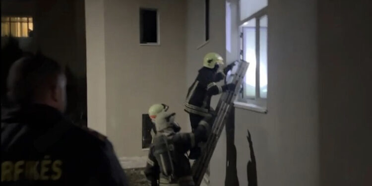 Zjarr dhe tym në spitalin e Shkodrës, zjarrfikësit në vendngjarje/ Detajet