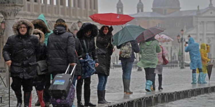 Cikloni “Befana” godet Italinë, rrezikon dhe Shqipëria