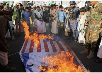 “Amerika është djalli” – Me armë në krahë, protestuesit në Jemen djegin flamujt e Izraelit dhe SHBA