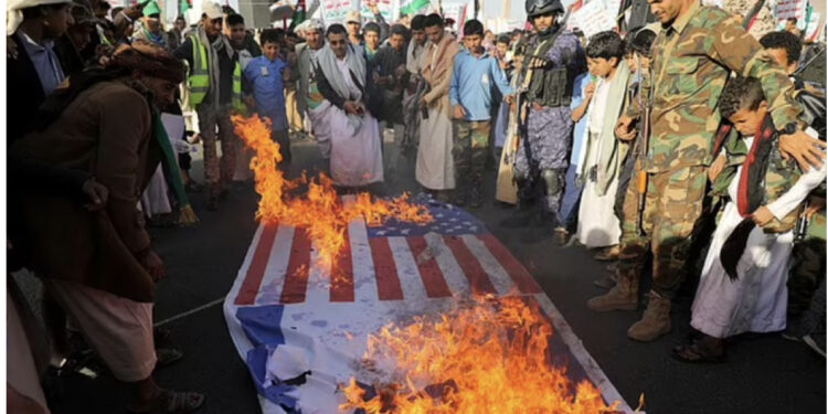 “Amerika është djalli” – Me armë në krahë, protestuesit në Jemen djegin flamujt e Izraelit dhe SHBA