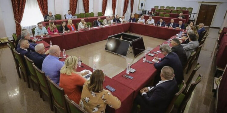 ‘Një spiun më pak’/ Zbardhen DEBATET në grupin e PD! 3 deputetë largohen pas fjalës së Shehut