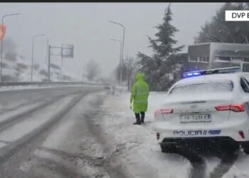 Dëbora “paralizon” Qafë Thanën radhë kilometrike, asnjë mjet nuk lejohet të lëvizë pa zinxhirë