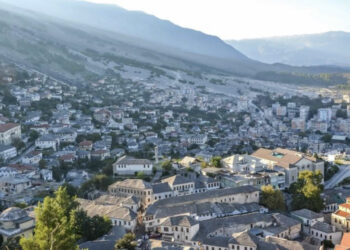 Shpërthen transformatori elektrik, gjysma e Gjirokastrës pa energji