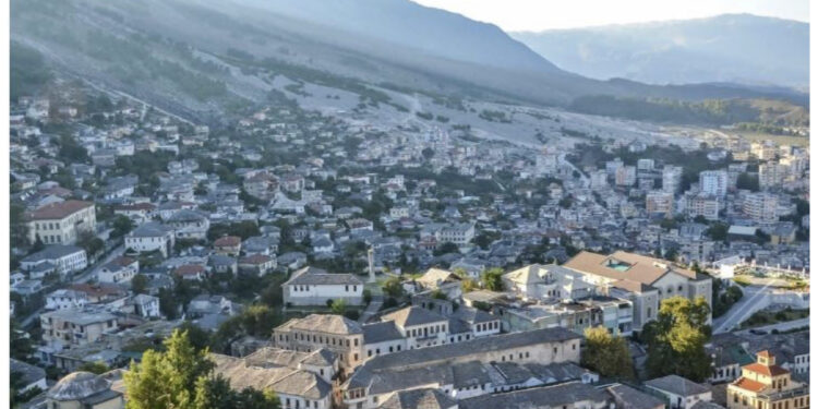 Shpërthen transformatori elektrik, gjysma e Gjirokastrës pa energji