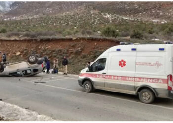 Makina kthehet përmbys! Mjetet përplasen ‘kokë më kokë’ në Rrugën e Arbrit, 2 të plagosur