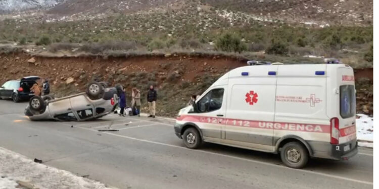 Makina kthehet përmbys! Mjetet përplasen ‘kokë më kokë’ në Rrugën e Arbrit, 2 të plagosur