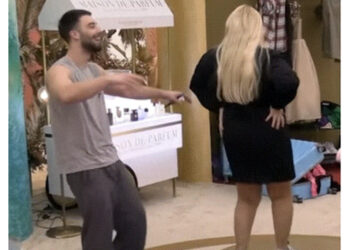 Meri ‘çmend’ banorët, kërcen mbi tavolinë me lëvizje sensuale