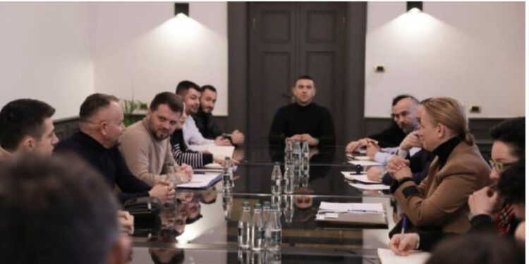 Denaj mbledh përpunuesit e qumështit: Gjeni gjuhën e komunikimit me blegtorët