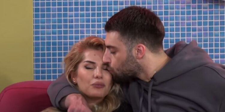 “A më do?”- Puthje dhe ledhatime në krevat mes dy banorëve të BBV, i shprehin ndjenjat njëri-tjetrit: Të kam shpirt