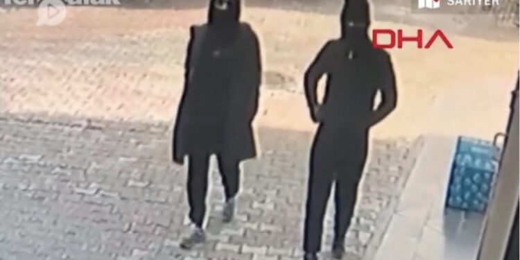 VIDEO/ Me duar në xhepa, dy persona me kapuç afrohen drejt kishës në Stamboll dhe hapin zjarr! Si u shmang masakra pas bllokimit të armës