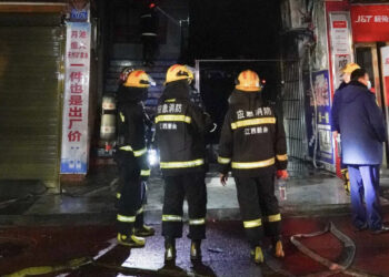 Nisi në bodrum! Flakën përpijnë godinën, 39 të vdekur