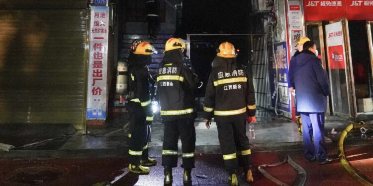 Nisi në bodrum! Flakën përpijnë godinën, 39 të vdekur