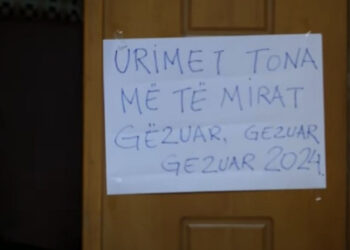 Demokratët urojnë Berishën…nga larg, i lënë letër tek dera e pallatit