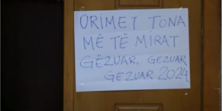 Demokratët urojnë Berishën…nga larg, i lënë letër tek dera e pallatit