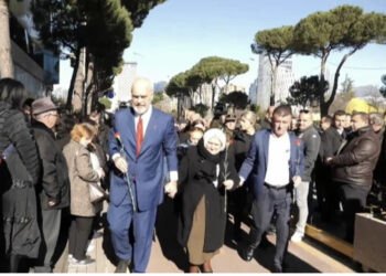 Hipokrizia e përvitshme/ Rama dhe familjarët nderojnë viktimat e “21 Janarit”, vendosin lule në bulevard