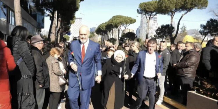 Hipokrizia e përvitshme/ Rama dhe familjarët nderojnë viktimat e “21 Janarit”, vendosin lule në bulevard