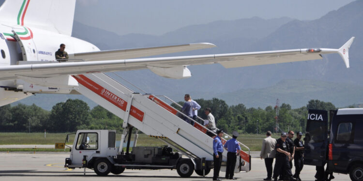 Me aktivitete kriminale në Greqi dhe Itali, ekstradohen 2 persona