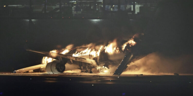 Japonia nuk “gjen qetësi”, digjet avioni duke shkaktuar tragjedinë e radhës
