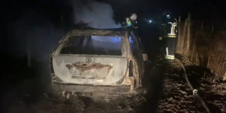 Gjendet e djegur një makinë pa targa dhe me numrin e shasisë të hequr