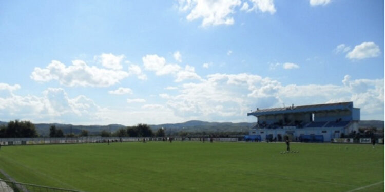 Goditi arbitrin kryesor pas ndeshjes “Luzi 2008-Lushnja”, arrestohet punonjësi i fushës së futbollit