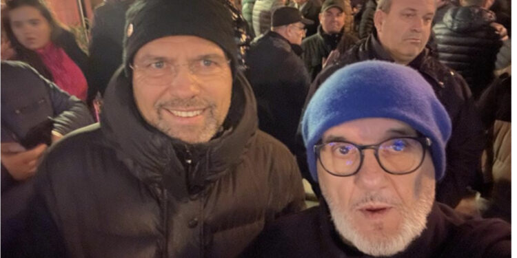 “Te rruga qorre”, Ylli Manjani i bashkohet protestës poshtë shtëpisë së Sali Berishës