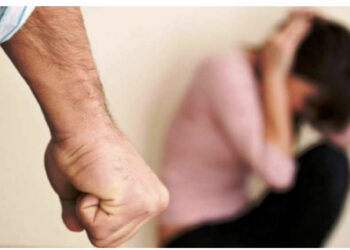 Tjetër rast i rëndë në Tiranë, 66-vjeçari mbyll familjen në banesë dhe i kërcënonte se do t’i vriste me sëpatë