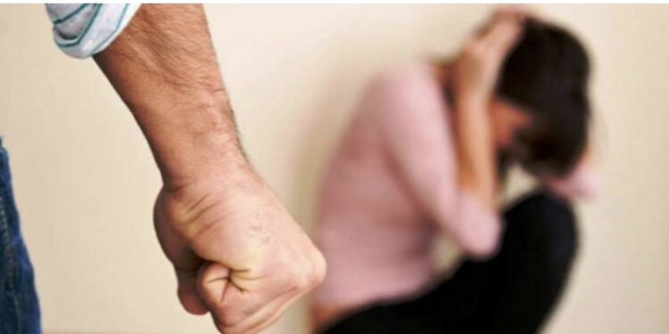 Tjetër rast i rëndë në Tiranë, 66-vjeçari mbyll familjen në banesë dhe i kërcënonte se do t’i vriste me sëpatë