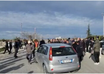 Protestë në Fier/ Fermerët bllokojnë rrugën në Levan