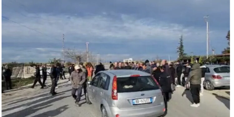 Protestë në Fier/ Fermerët bllokojnë rrugën në Levan