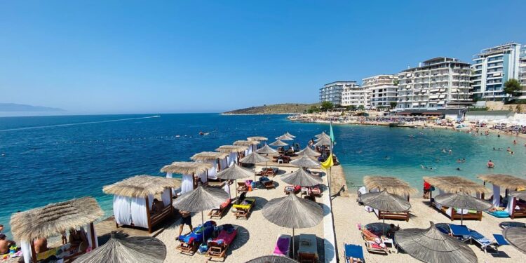 Çudi dhe batërdi në Sarandë/ Si u bë deti tokë dhe u legalizua për drejtoreshën e Kadastrës