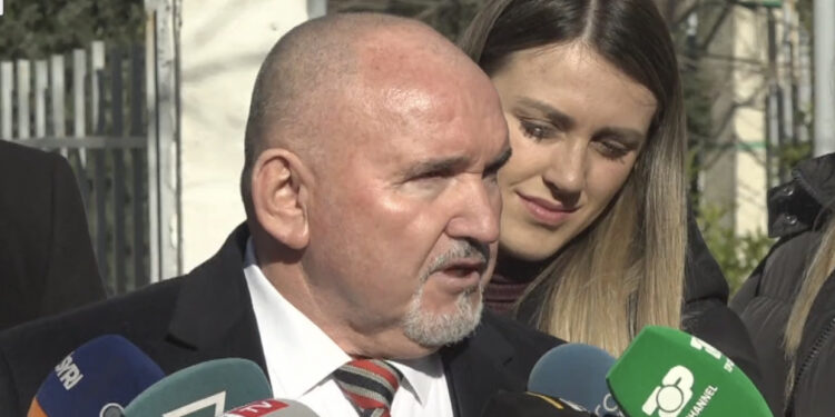 Flet avokati i 68-vjeçarit që vdiq në Gjykatë: Donin ta martonin me zor